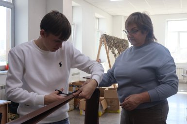 Плетение сетей в цехе фонда &quotСила Жизни&quot Александр Шепырев, ИА UssurMedia