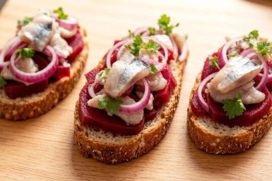 Ваша "Шуба" не в почете: кладу на хлеб свеклу и две рыбы, как шеф - вкус и подача 10 из 10