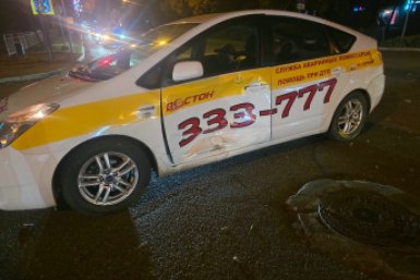 В Уссурийске автомобиль врезался на перекрестке в такси с пассажиркой