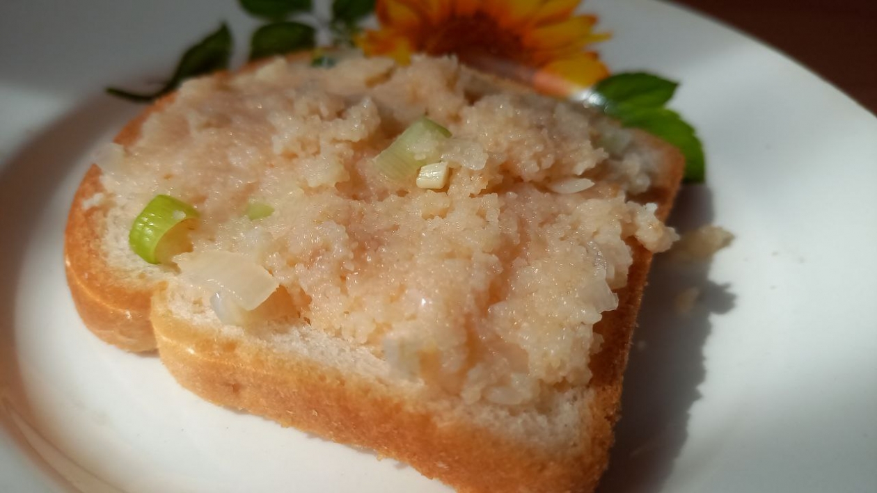 Бутерброд с икрой из манки