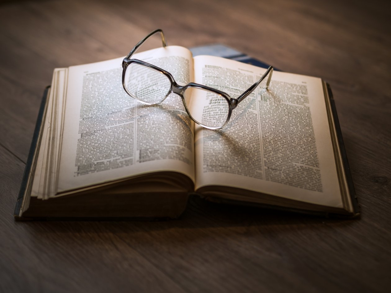 Книга с очками https://pxhere.com