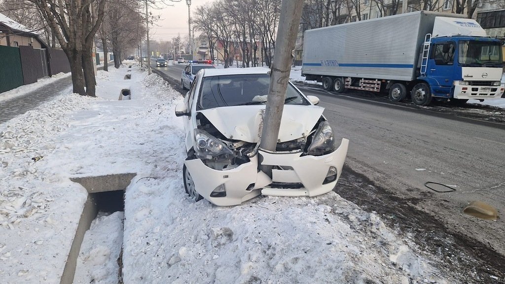 Двое суток ареста и штрафов на 25 тыс. рублей назначили водителю без прав, скрывшемуся с места ДТП в Приморье предоставлено Госавтоинспекцией Уссурийска