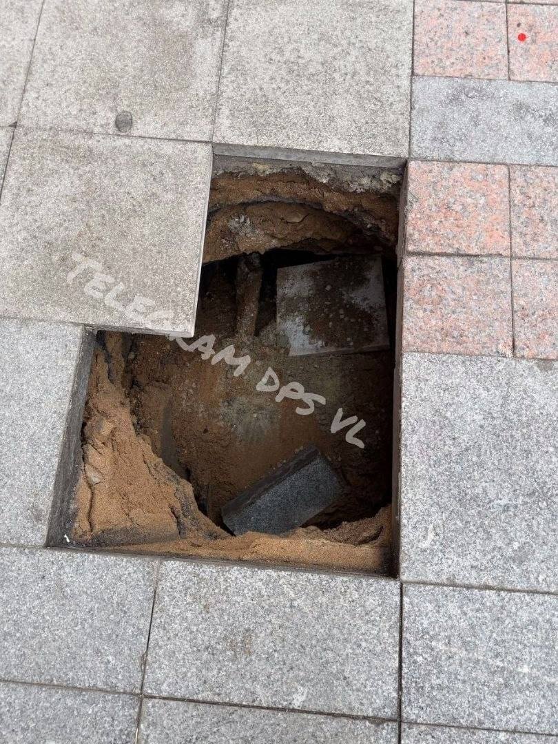 Прохожий провалился в подземный портал tg-канал (18+) gorod_vl