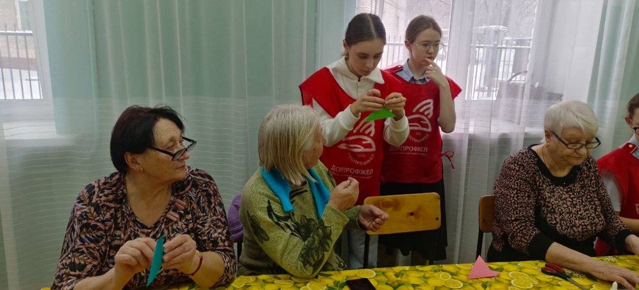 Занятия с ветеранами железной дороги предоставила Оксана Танаева