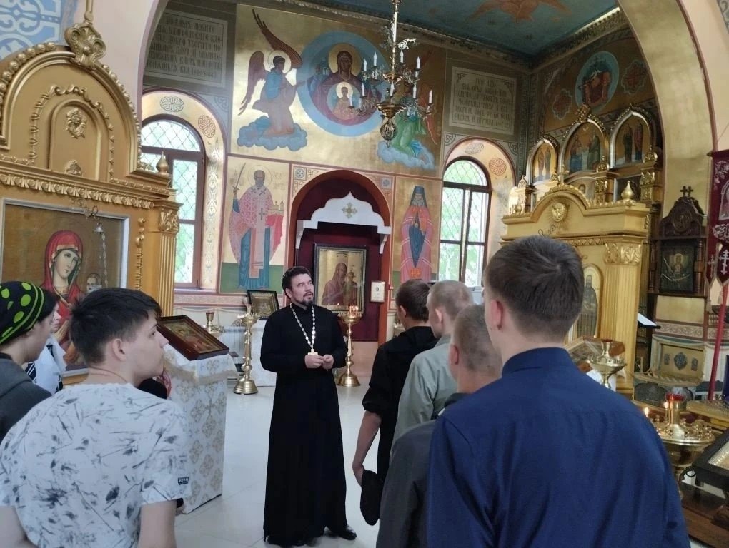 Ученики КШИ на экскурсии в храме предоставлено КШИ Уссурийска