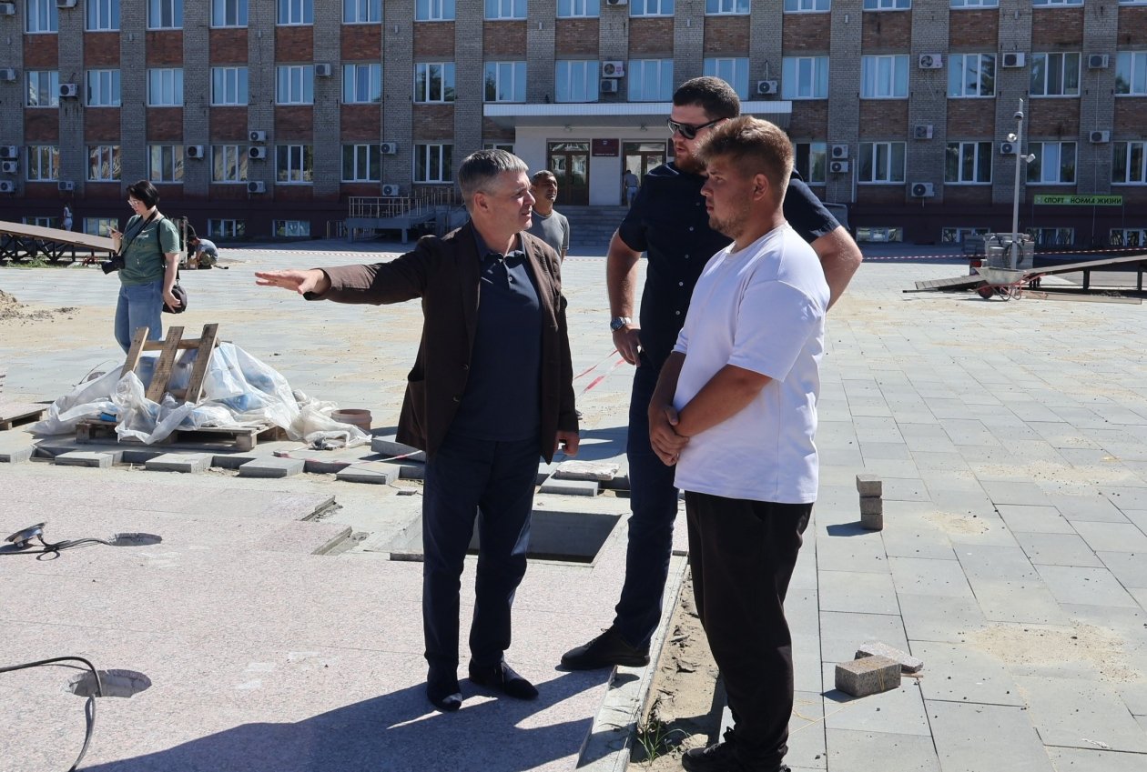 Евгений Корж проверяет качество работ