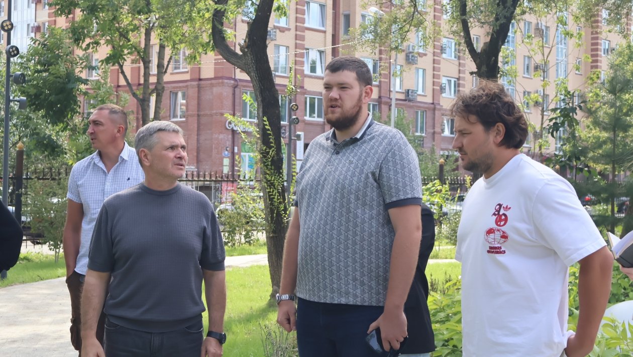 Евгений Кузнецов (справа)