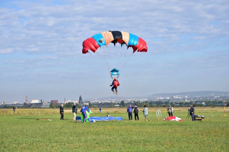 Акробатические трюки показывали парашютисты в небе над Уссурийском