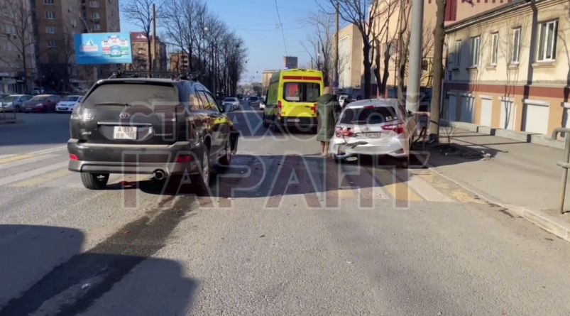 "Человека жестко зажало": жуткое ДТП в трафиковом районе Владивостока (кадры)