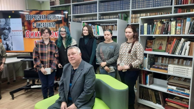 Известный писатель Виктор Усов провел встречу с читателями в библиотеке Уссурийска