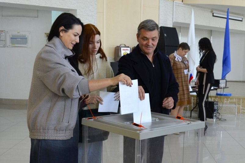С семьей проголосовал на выборах президента глава Уссурийского округа