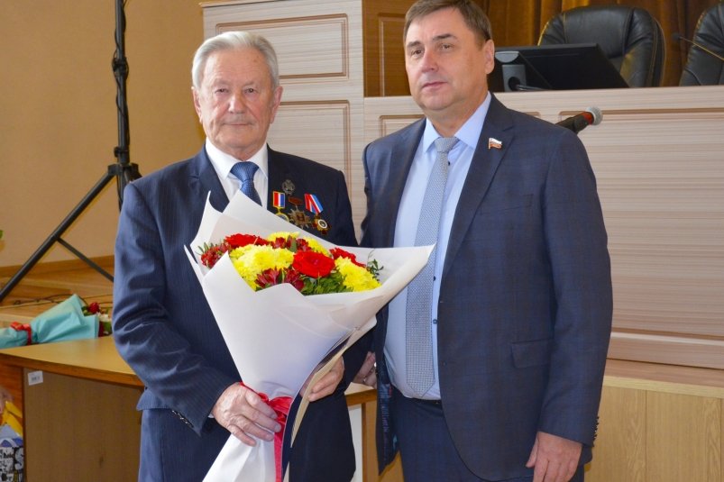 Экс-мэра Уссурийска поздравили с 85-летием в администрации УГО