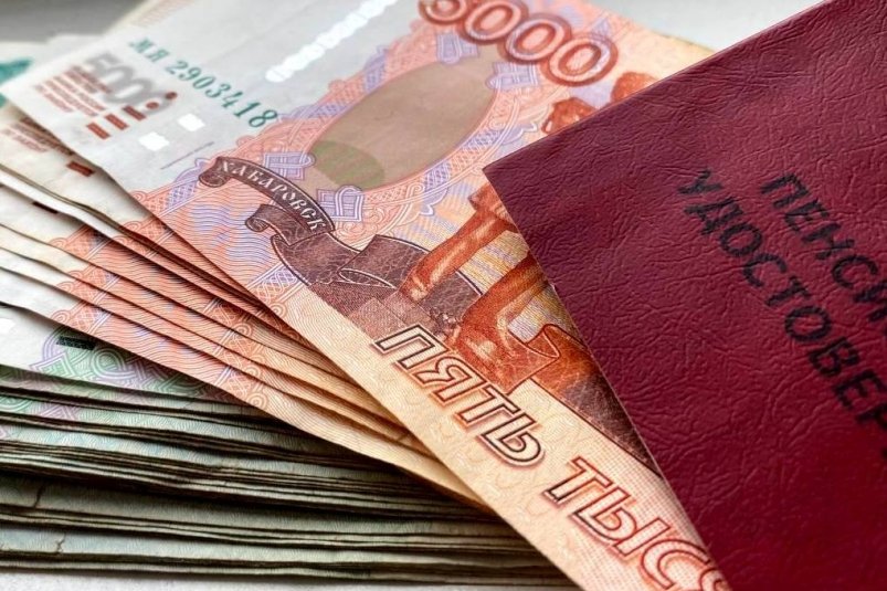 Легкий возврат пенсионерам в марте: вот кому упадут на карту 15 600 рублей