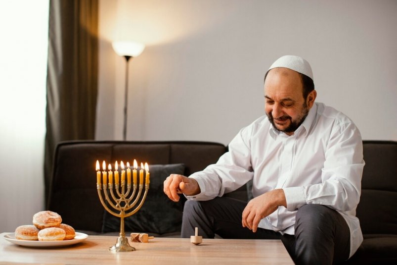 Станцевать и закусить ухом Амана: иудеи отмечают самый веселый еврейский праздник - Пурим