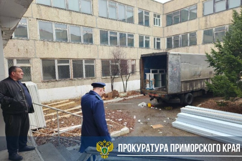 Рабочий погиб при ремонте здания бывшего пединститута в Уссурийске