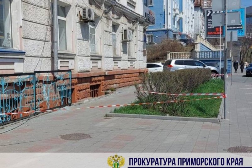 Появились новые подробности обрушения фасада здания в центре Владивостока