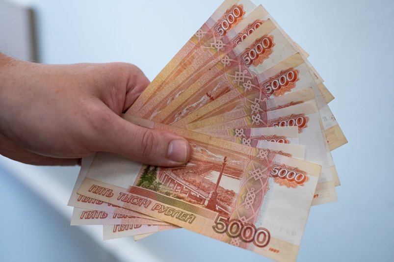 По 24 000 рублей на каждого: россиянам зачисляют новые деньги уже сейчас