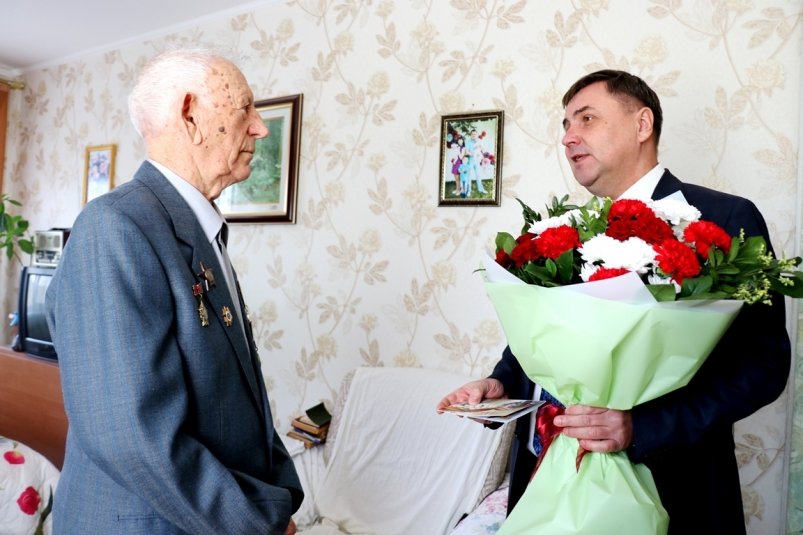 В Уссурийске с наступающим Днем Победы поздравили 96-летнего ветерана ВОВ