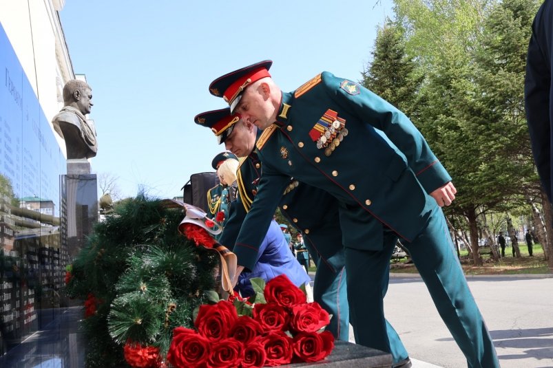 Живые цветы накануне 79-летия Великой Победы возложили у штаба 5-й армии в Уссурийске