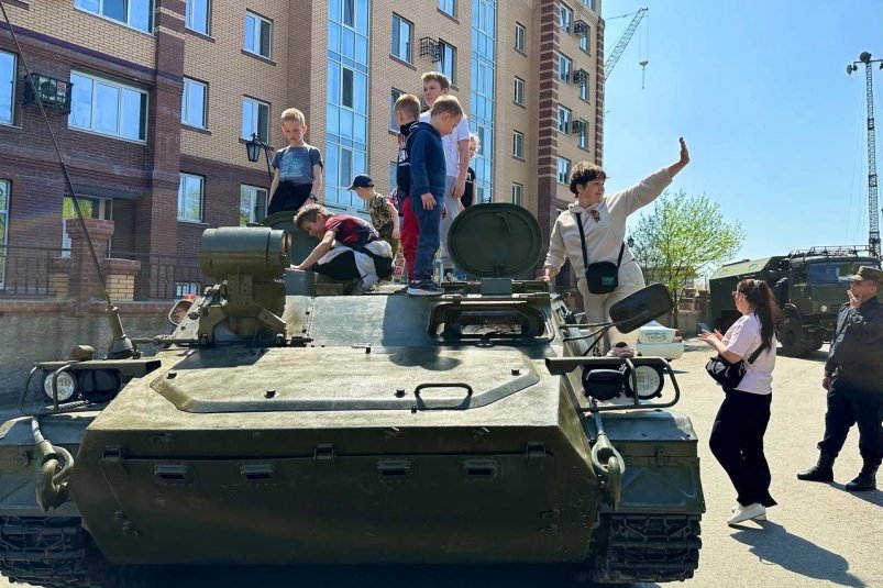 Выставка военной техники стала местом притяжения уссурийцев в День Победы