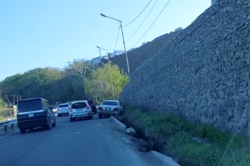 "Застрял конкретно": жуткая авария на дороге во Владивостоке - видео
