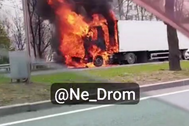 "Пламя все охватило": что творится на главном маршруте Владивостока сейчас - видео