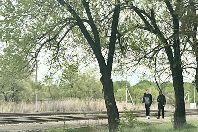 Опасную прогулку подростков по рельсам прервали полицейские Уссурийска