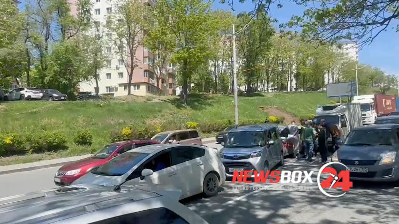 "Собрал паровоз": массовое ДТП блокирует трафиковую дорогу во Владивостоке - кадры