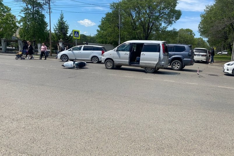 В Уссурийске мопед с женщиной и маленьким ребенком столкнулся с микроавтобусом