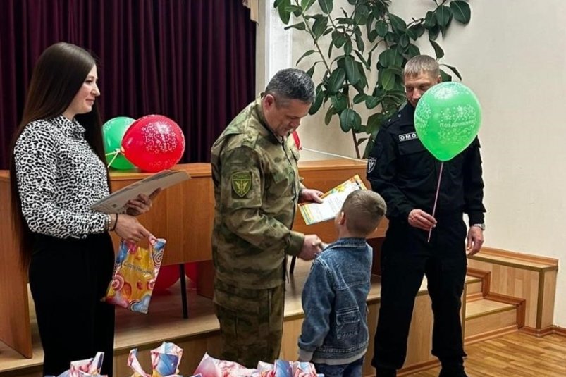 Командир ОМОН прибыл к уссурийским детям с подарками