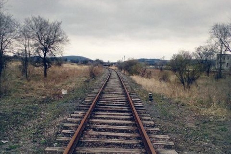Гибель мужчины под поездом расследует транспортная полиция Уссурийска