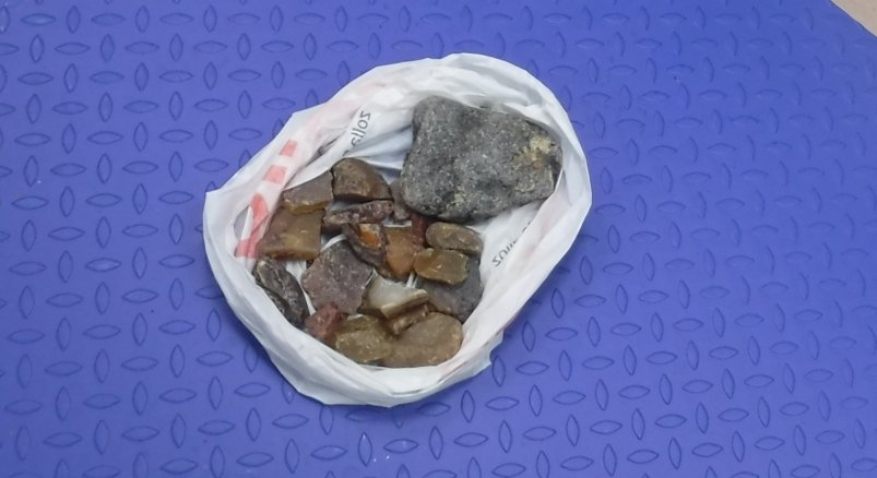 Туриста с 2 кг полудрагоценных камней задержала таможня Уссурийска на границе с Китаем