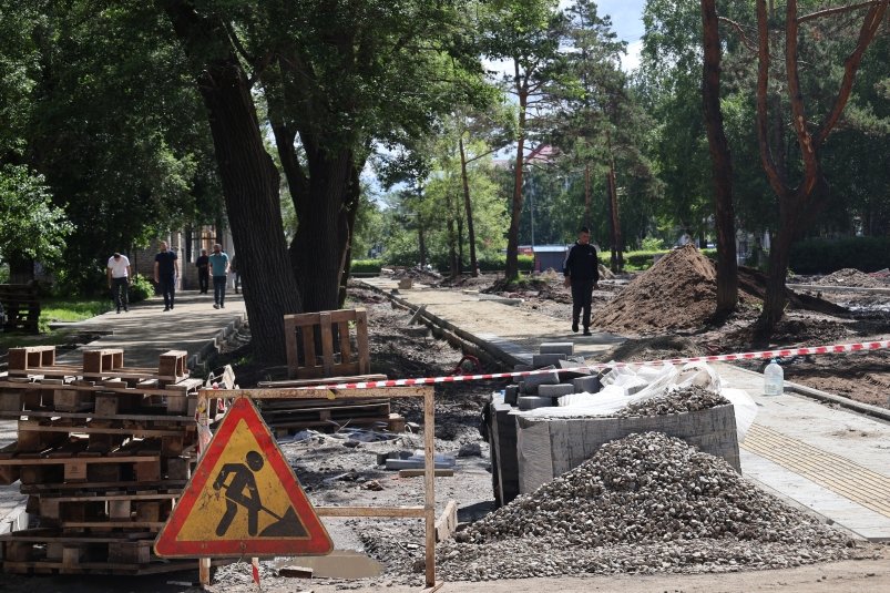 Проблема решаема: Евгений Корж нагрянул с проверкой на стройплощадку сквера в Уссурийске