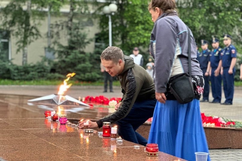 Свечи озарили мемориал жителям Уссурийска, погибшим годы Великой Отечественной войны