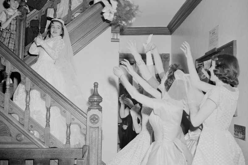 От быстрых свадеб к долгим помолвкам: как изменились свадебные обычаи с СССР до наших дней