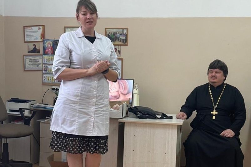 Батюшка побеседовал с посетителями женской консультации Уссурийска