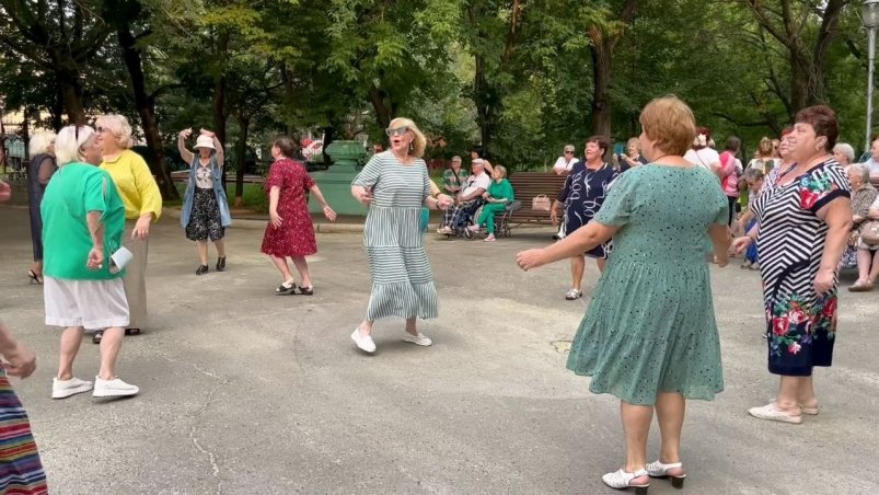 Возраст танцам не помеха: вечеринки для тех, кому за 50, продолжаются в Уссурийске
