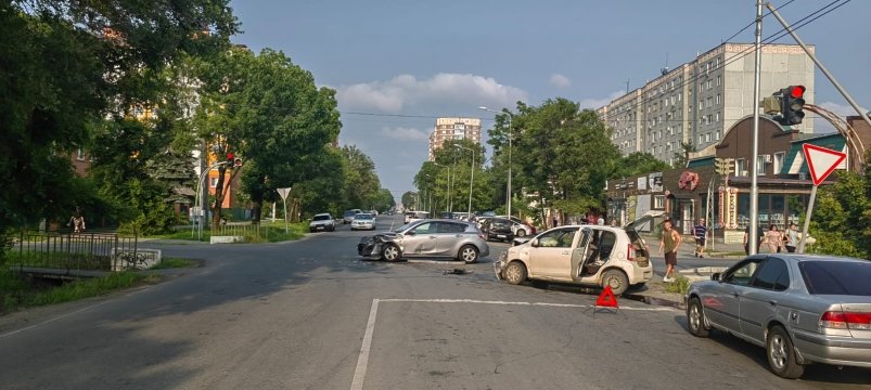 Человек пострадал при столкновении двух машин на перекрестке в Уссурийске