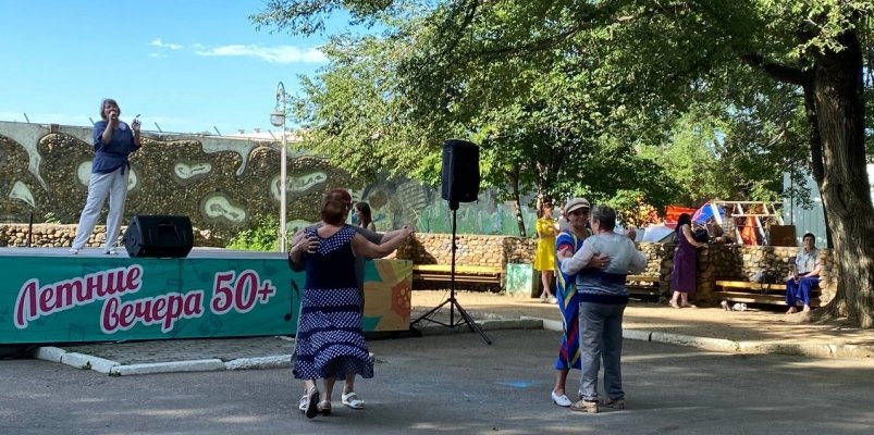 Просто прелесть: любящие потанцевать пенсионеры Уссурийска собираются в городском парке