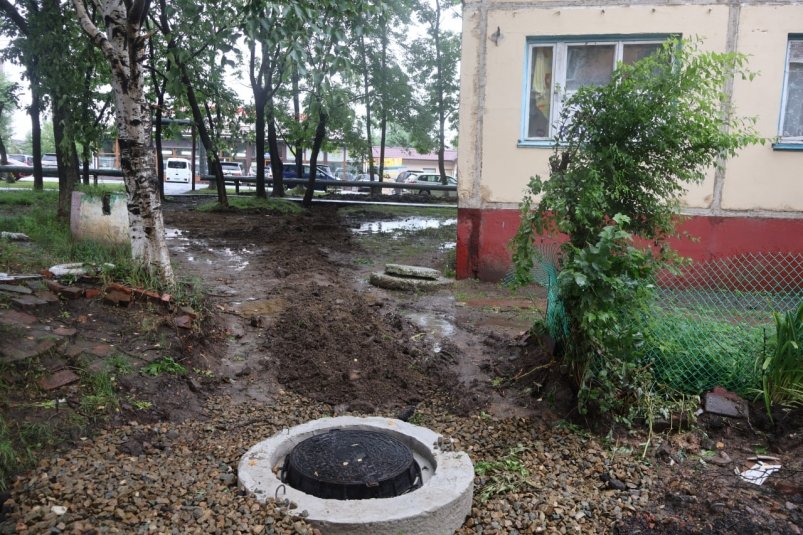 Срочно строить водоотвод пришлось при благоустройстве одного из дворов Уссурийска