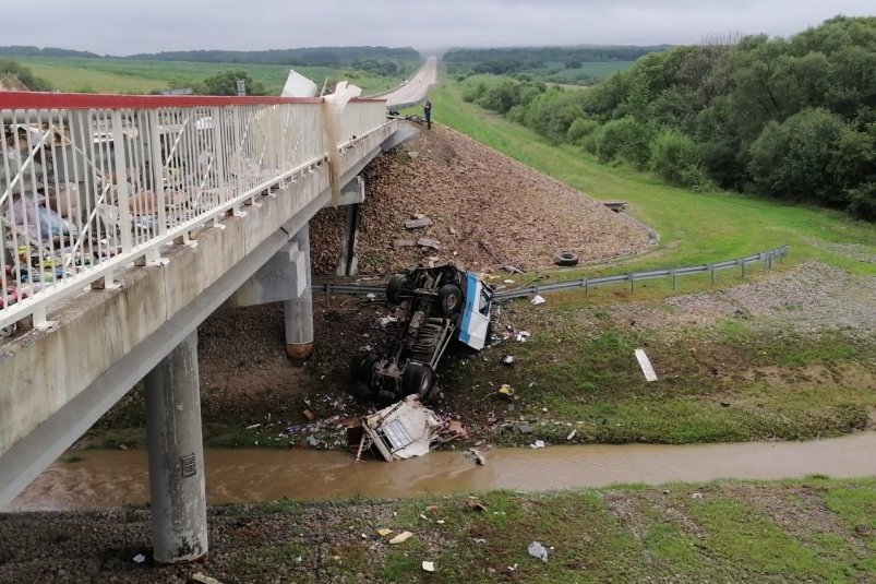 Большегруз слетел с моста: ночное ДТП унесло две жизни в Приморье
