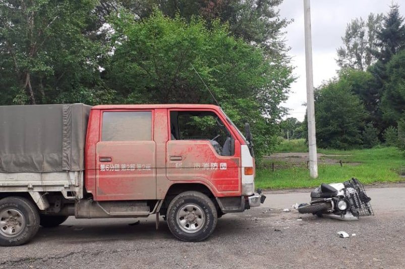 Подросток на мопеде попал под колеса грузовика в уссурийском селе - подробности