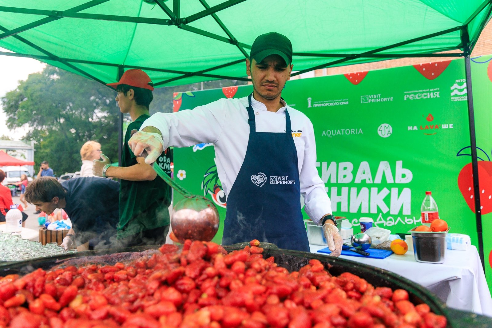 Яркое шествие, литры варенья и гастрошоу — Фестиваль клубники в объективе ИА PrimaMedia