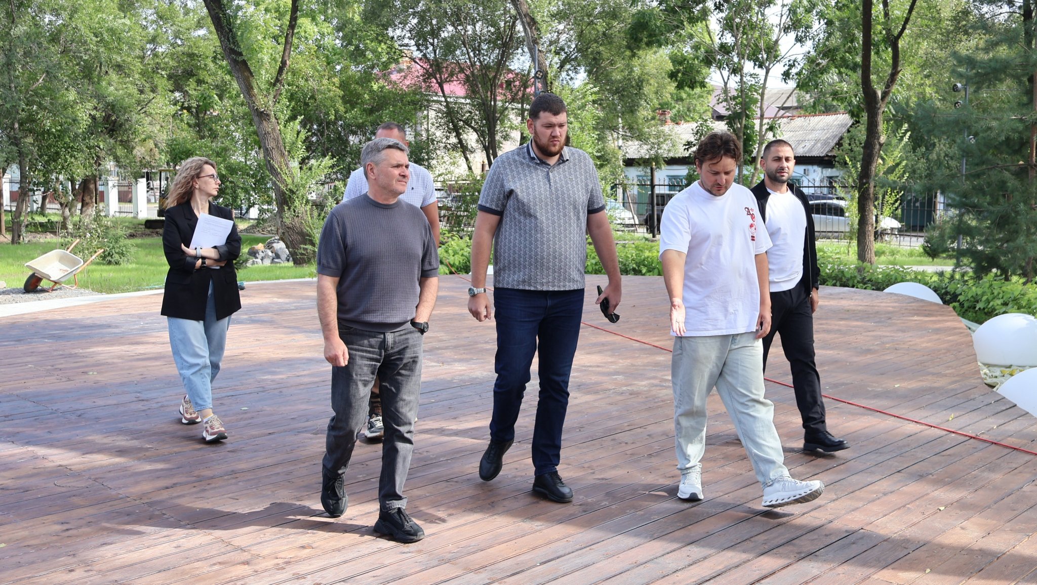 Глава УГО проверил ход реконструкции площади и парка, стройки моста и благоустройства дворов Александр Шепырев, ИА UssurMedia